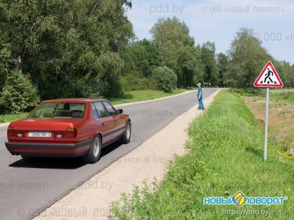 
                Имеет ли преимущество пешеход в показанной ситуации вне населенного пункта?
            