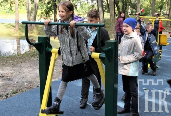 В Каменце открыли площадку с уличными тренажерами