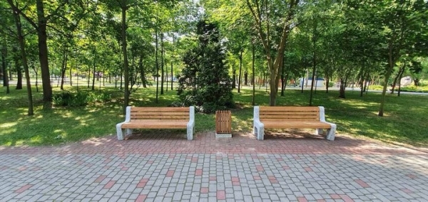 В Бресте на центральной аллее Парка культуры и отдыха смонтировали 14 новых скамеек