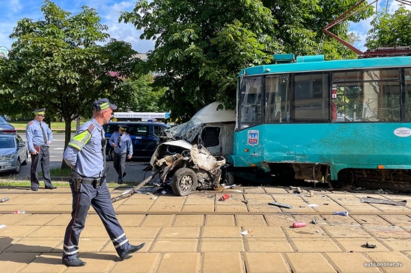 В Минске грузовой бус попал под трамвай, водитель умер