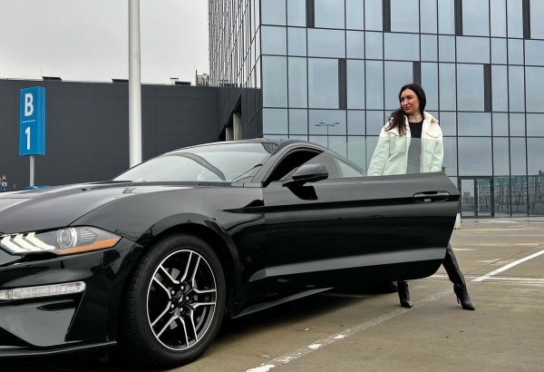 «Три года копила!» Блогер из Беларуси купила Ford Mustang, а теперь мечтает о машине в пять раз дороже