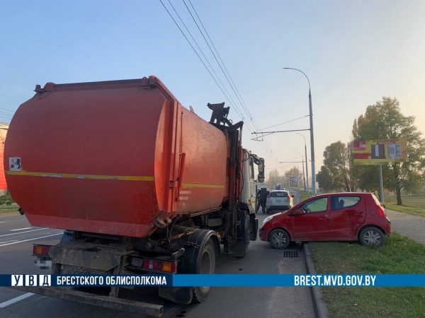 В Бресте грузовик столкнулся с «Ниссаном»