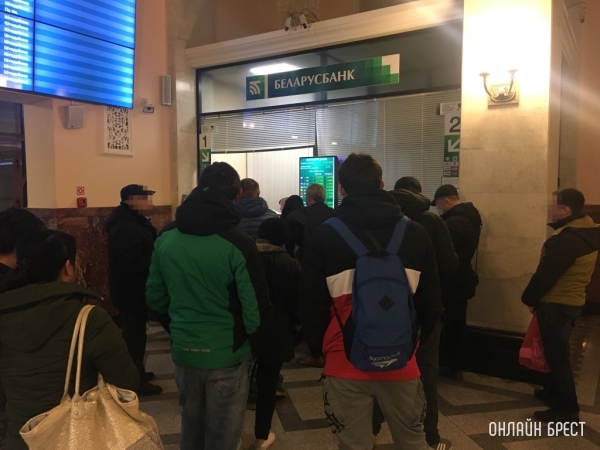 Белорусы чаще продают валюту, чем покупают. Разница – 405 млн долларов