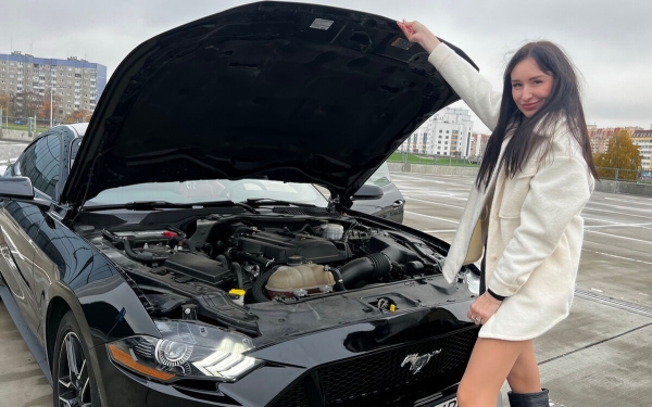 «Три года копила!» Блогер из Беларуси купила Ford Mustang, а теперь мечтает о машине в пять раз дороже