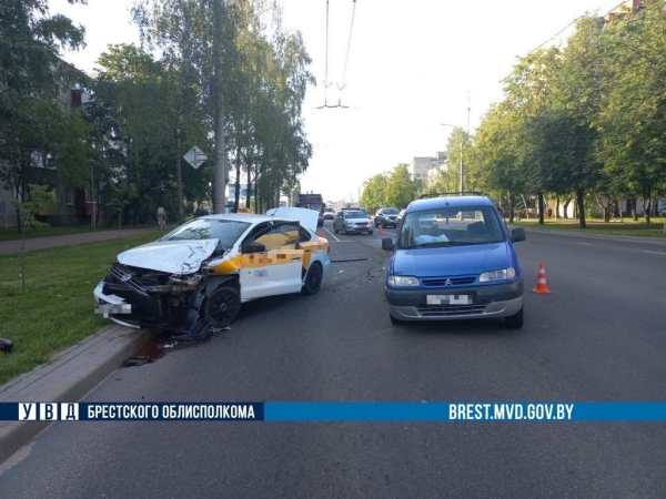 В Бресте таксист врезался в автомобиль. Кто виноват?