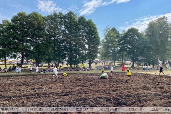 Футбол на болоте в Брестской области. Фоторепортаж