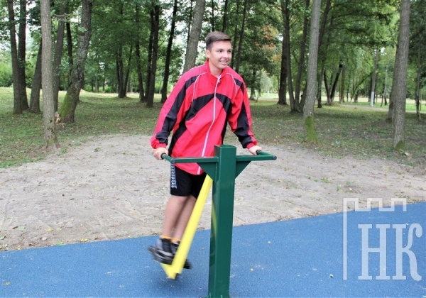 В Каменце открыли площадку с уличными тренажерами