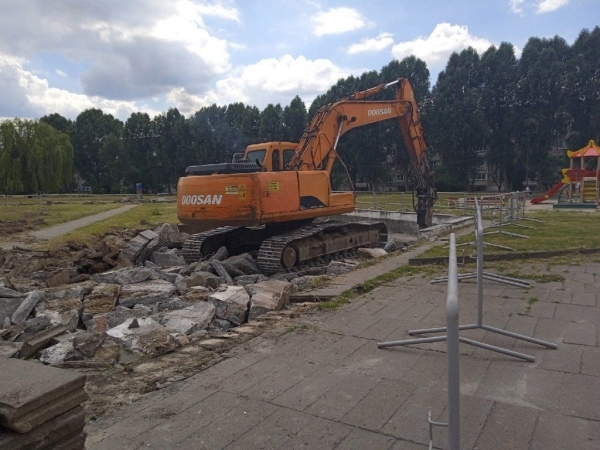 
                Брестчанка: разбирают бассейн детского городка возле ФОКа. В историю уходит целая эпоха
            