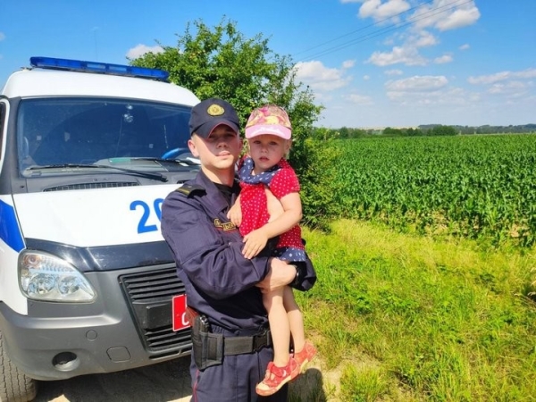 Мужчина с трехлетней дочкой ждал жену на остановке в Барановичах и заснул. Девочка пропала