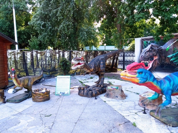 Жаркое лето в большом парке динозавров! Весело проведите время всей семьей в «Динолэнд» в Бресте
