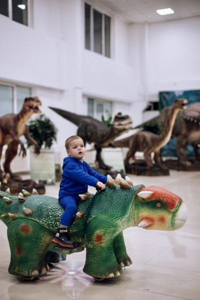 Жаркое лето в большом парке динозавров! Весело проведите время всей семьей в «Динолэнд» в Бресте