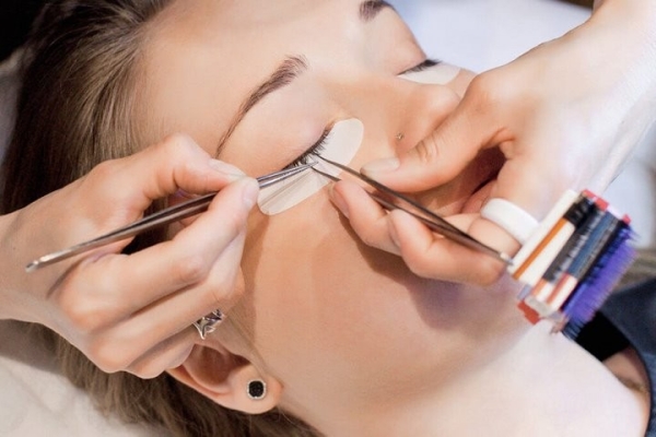 Девушка моргнула во время наращивания ресниц и осталась со склеенными веками