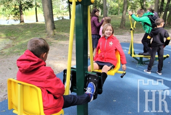 В Каменце открыли площадку с уличными тренажерами