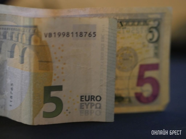 Евро сегодня был дешевле доллара. Эксперт о том, чего ждать и что делать с накоплениями