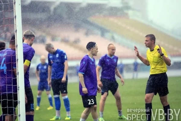 Ветераны брестского «Динамо» сыграли с командой блогеров и тиктокеров. И проиграли