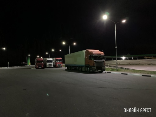 Казахстан больше не задерживает фуры, выполнявшие перегрузку в Беларуси. Теперь официально