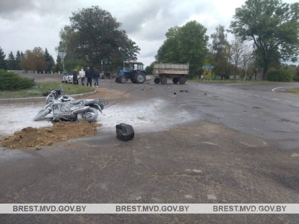 В Дрогичинском районе мотоциклист «встретился» с трактором, а велосипедист с ВАЗом. В Столинском районе грузовик столкнулся с легковушкой