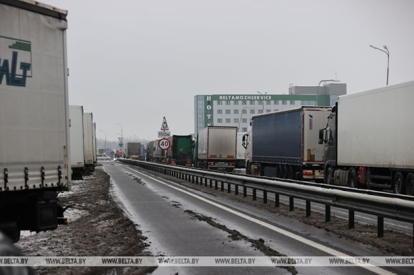 Около 350 грузовиков ожидают своей очереди на выезд из Беларуси в пункте пропуска «Козловичи»