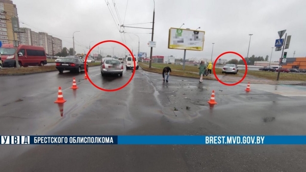 От удара автоледи выехала на тротуар. Подробности ДТП в Бресте на 28-го Июля