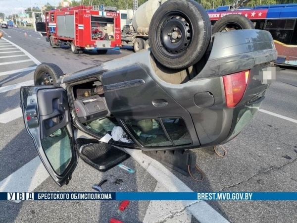 В Бресте перевернулся автомобиль. Стали известны подробности В Бресте перевернулся автомобиль. Стали известны подробности