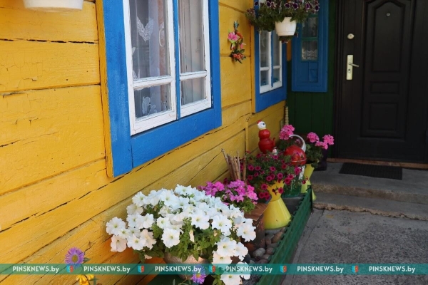 Смотрите, какой уют и красоту создают жители деревни Молодельчицы на своих подворьях (Брестская область)